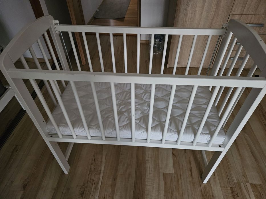Drewniana dostawka do łóżka z materacem