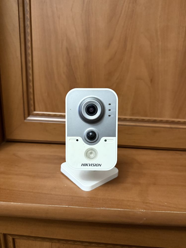 Камера Hikvision DS-2CD2410F I
