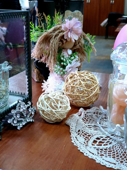 ленты, веточки, ягоды для декора, кружево и меховые хвосты