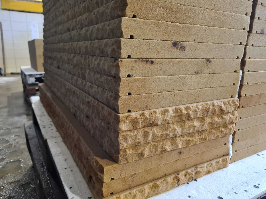 20. Czapka na mur | Piaskowiec | 100×30×4 cm | Boki boniowane / łupane