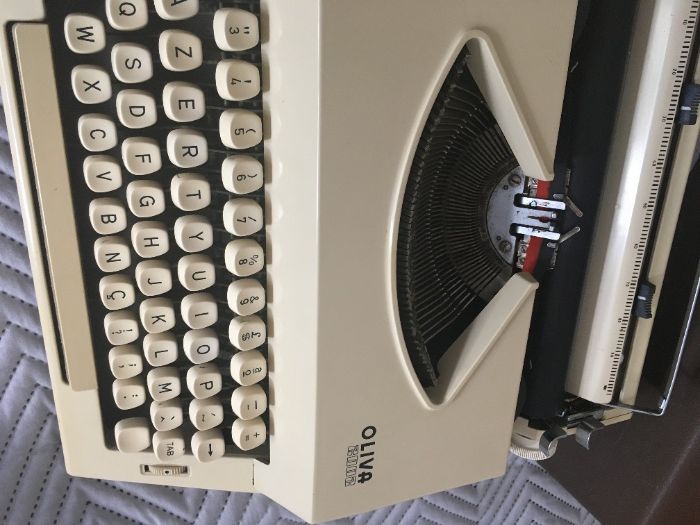 Máquina de escrever (OLIVA 2002)