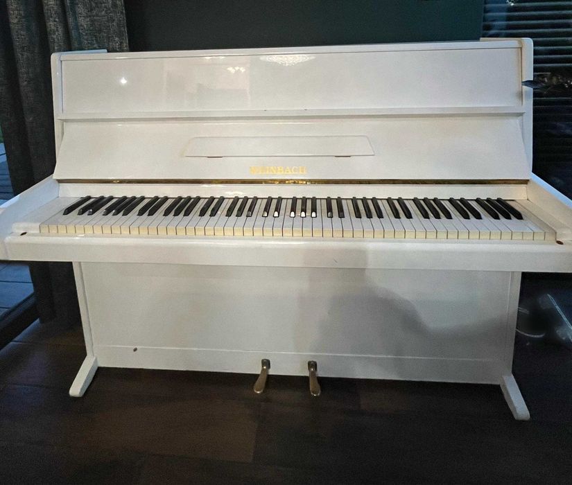Białe pianino WEINBACH