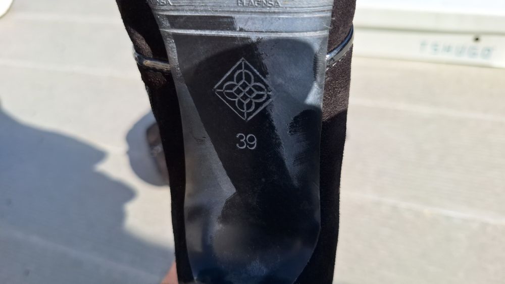 Botas usadas apenas uma vez.