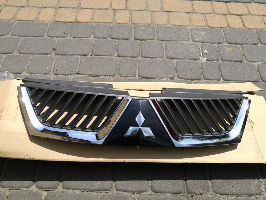 Atrapa Grill chłodnicy do Mitsubishi Outlander II od 2006 do 2013 roku