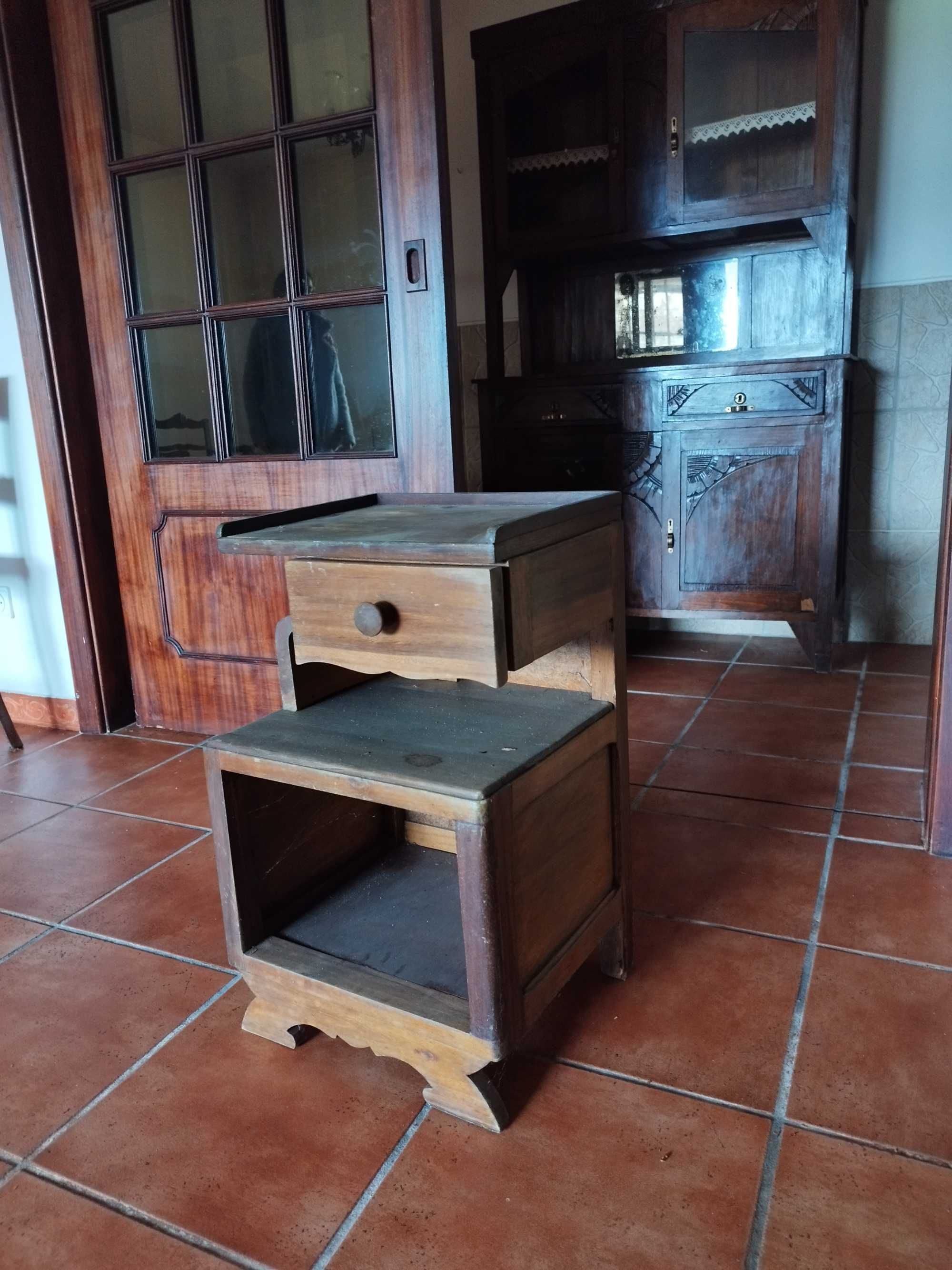 Mesa Cabeceira Vintage em ótimo estado