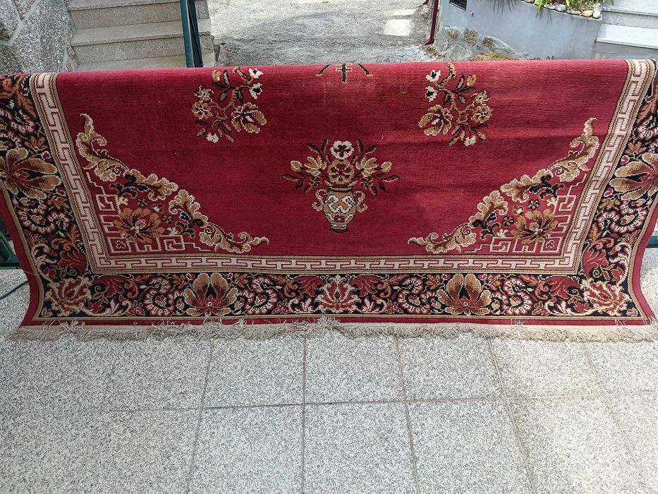 Tapete oriental chinês clássico – tons vermelho vinho