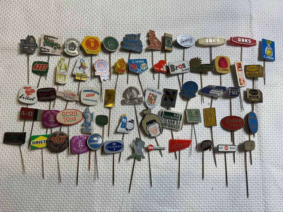 Vários conjuntos de pins, politicos e outros