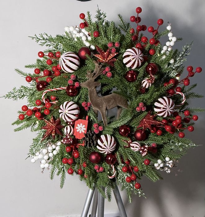 Świateczny wieniec na drzwi