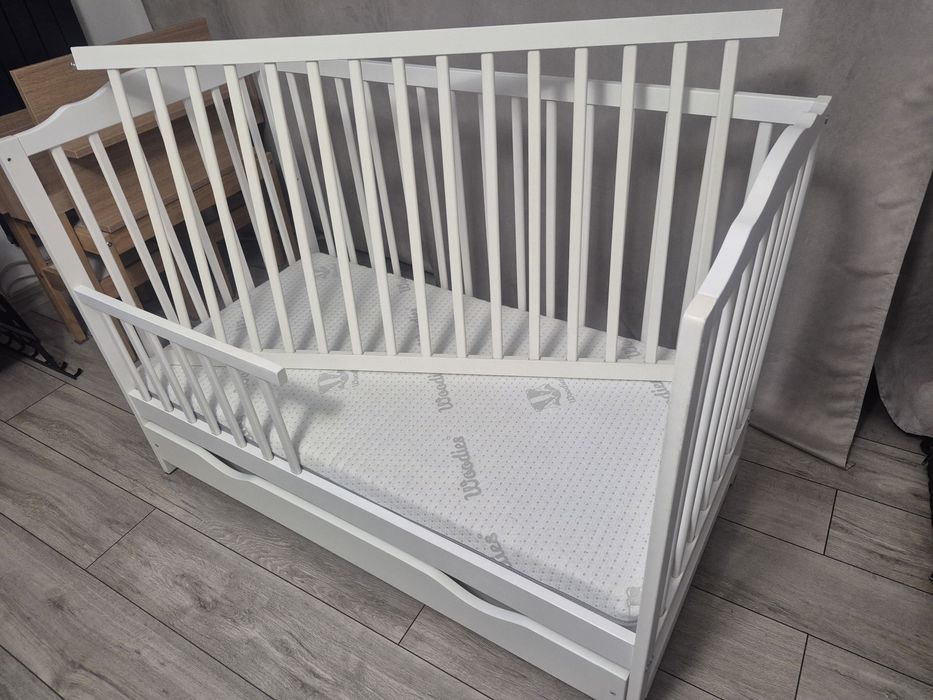 Łóżeczko z szufladą i materacem