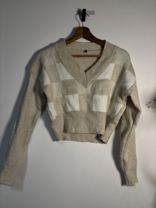 Krótki sweter szachownica w kwadraty beżowy kremowy dekolt v