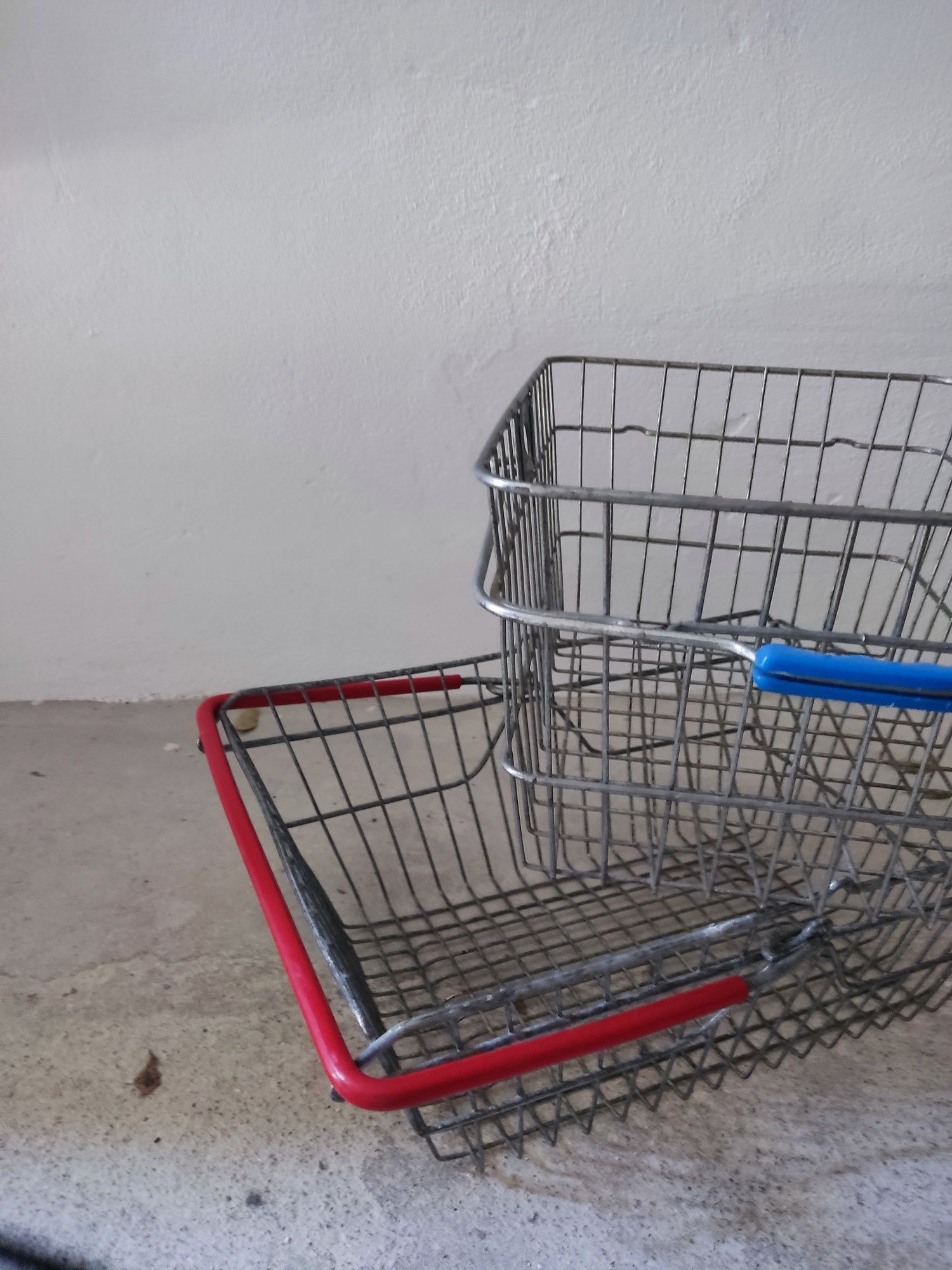 Cestos de metal com pega colorida Vintage