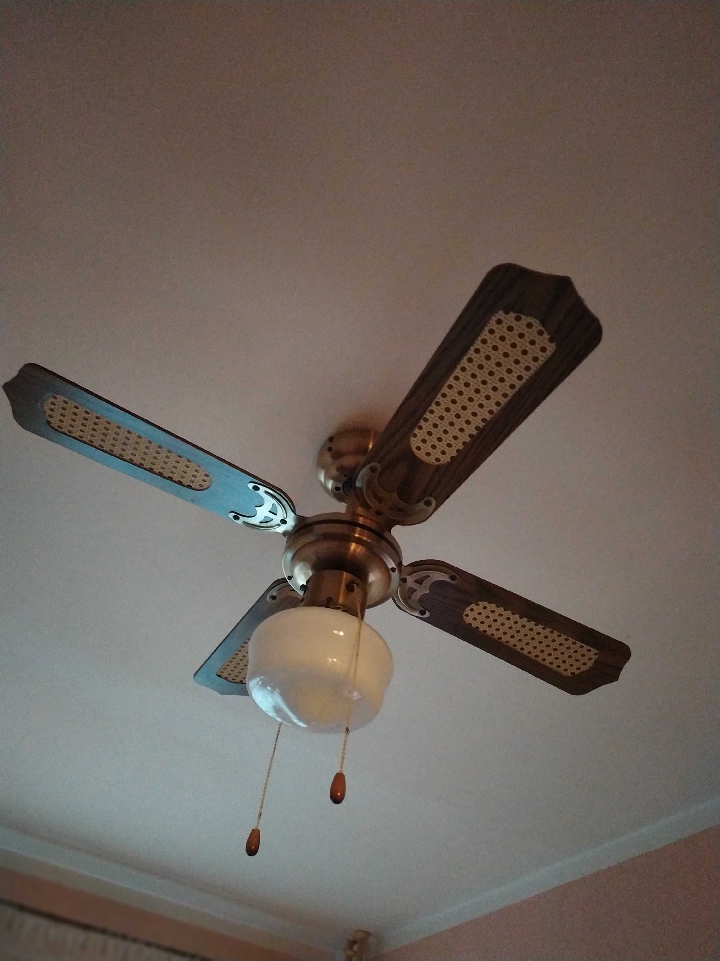 Lampa sufitowa z wentylatorem.