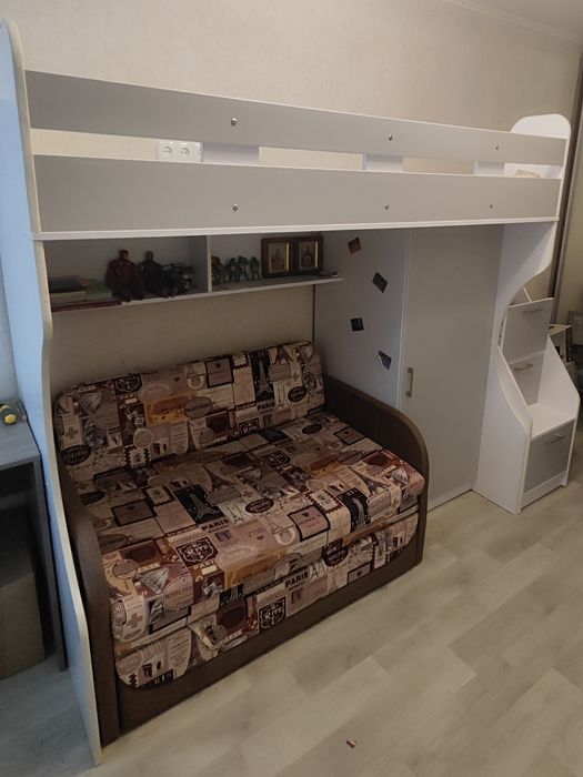Двоярусне ліжко з диваном