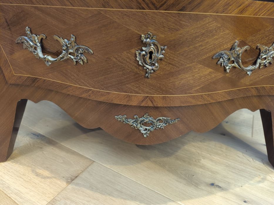 Piękna funkcjonalna intarsjowana komoda z marmurowy blatem