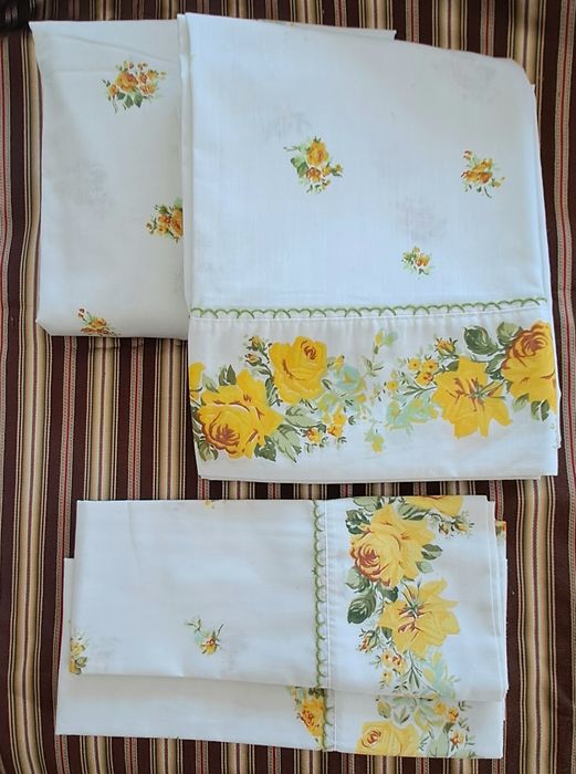 Conjunto/jogo de lençóis Novos
Tem um pequeno defeito como se ve na fo