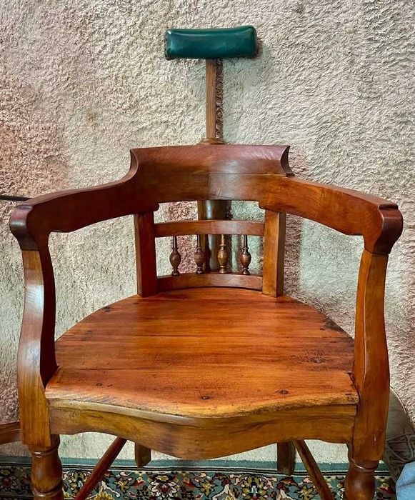 Cadeira de barbeiro antiga em madeira com suporte de cabeça original