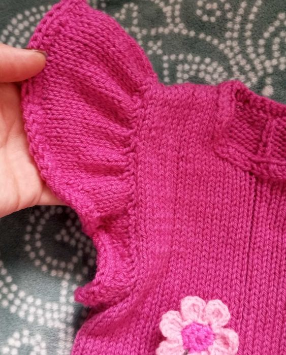 Robiony na drutach pulowerek 2-3 lata