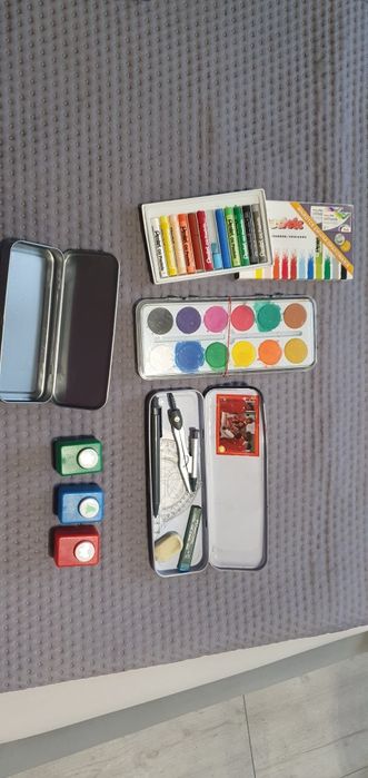 zestaw, przybory szkolne- farby, kredki pastele, cyrkiel, dziurkacze