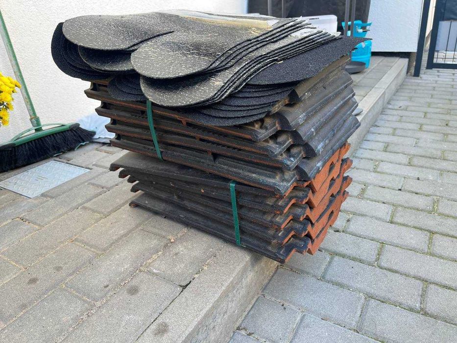 Oddam resztki dachówki ceramicznej.