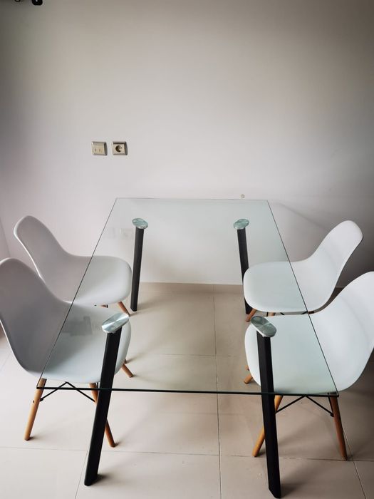 Mesa de vidro com 4 cadeiras