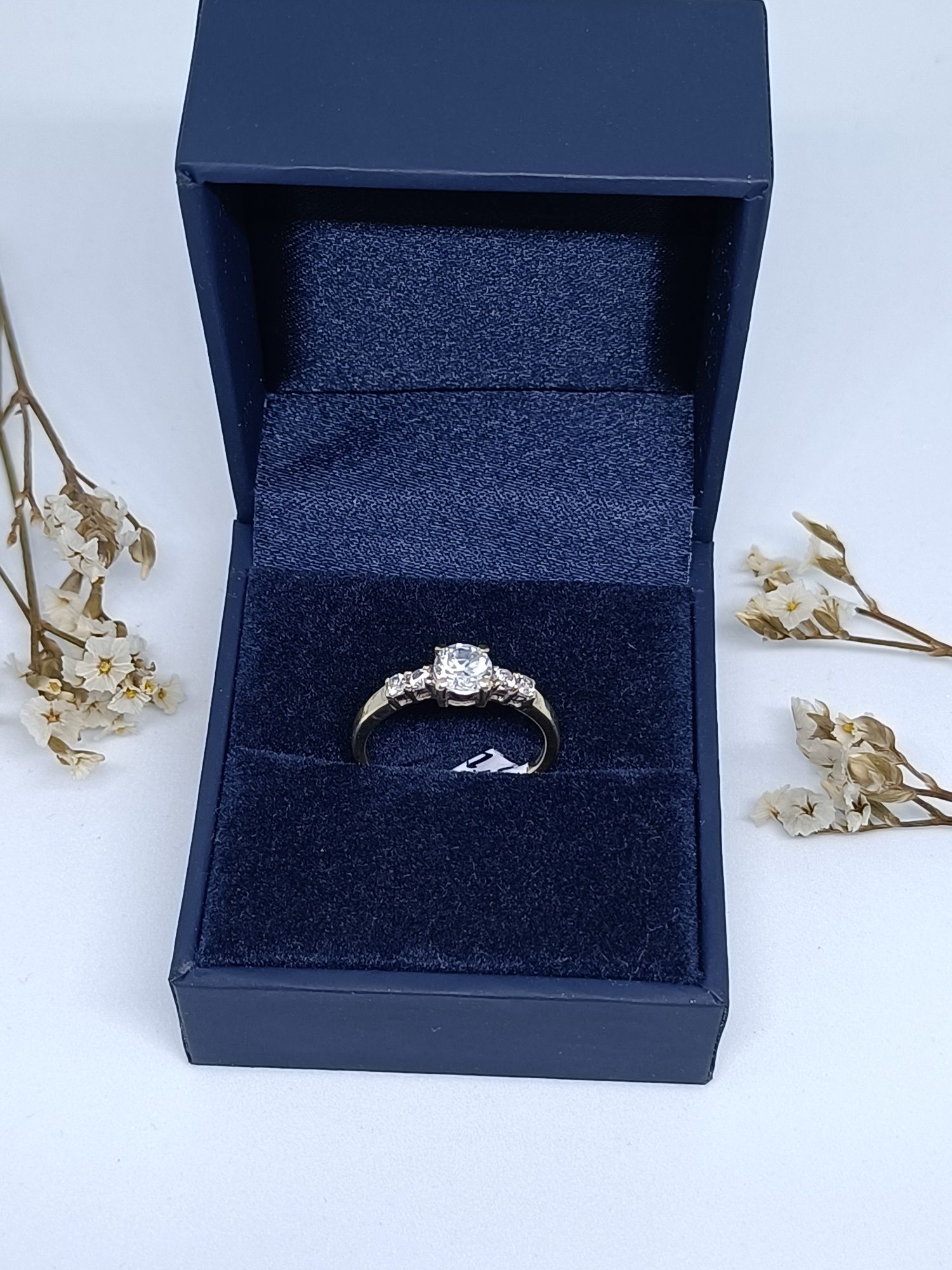 Klasyczny pierścionek z białego złota, złoto pr. 375