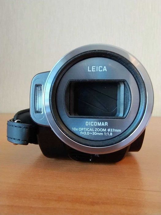 Продам видеокамеру Panasonic HDC-SD5 в идеальном рабочем состоянии.