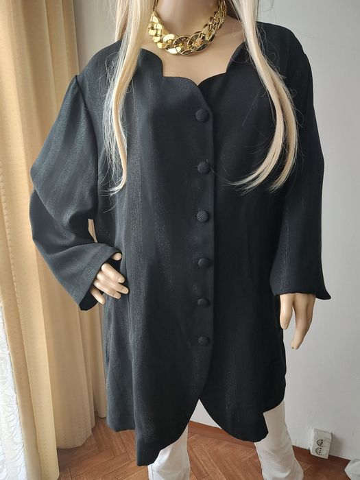 Czarna elegancka tunika oversize z ozdobnym dekoltem i guzikami