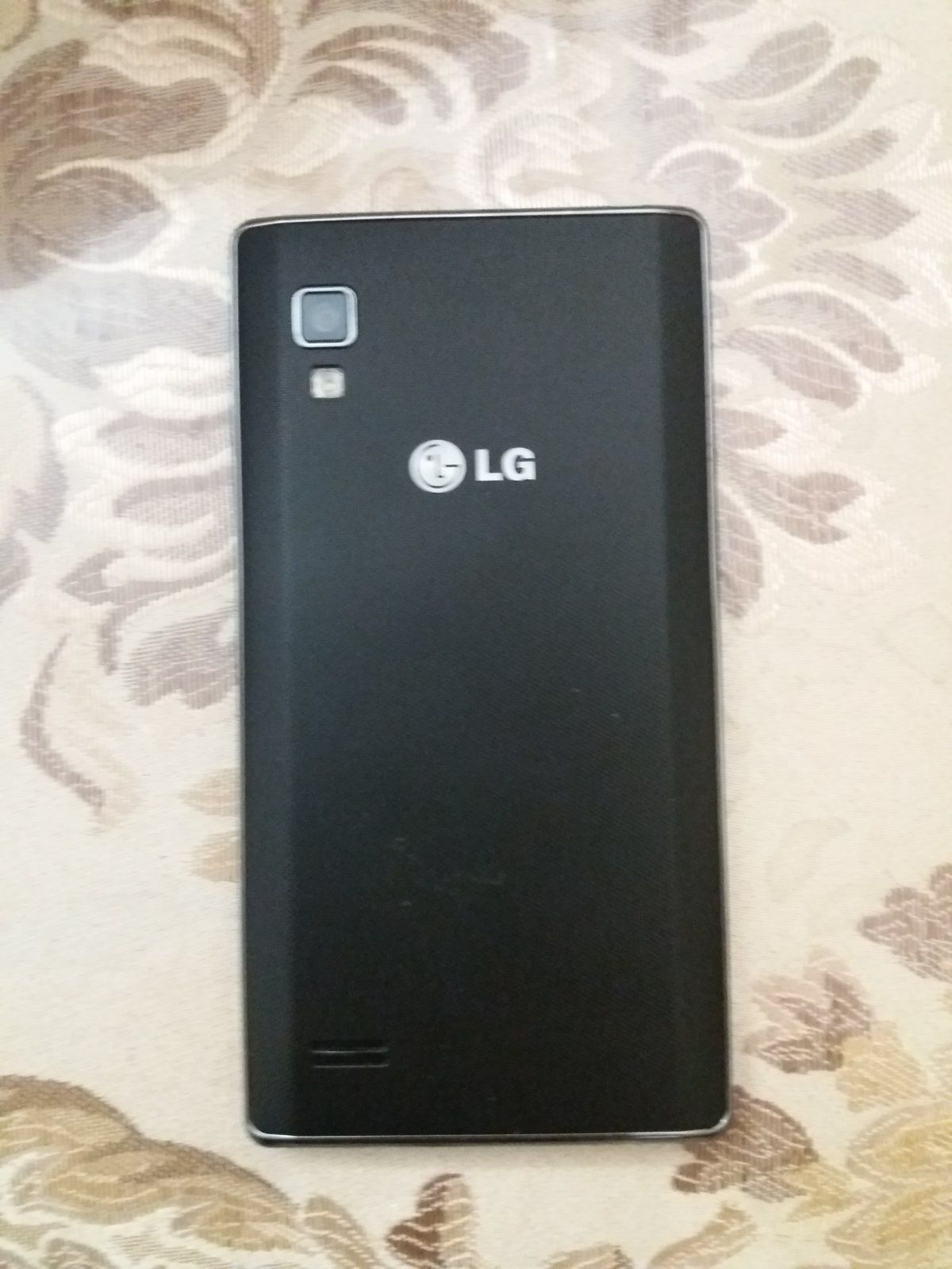 Продам мобильный телефон LG