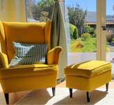Poltrona amarela com puff – IKEA estilo vintage moderna