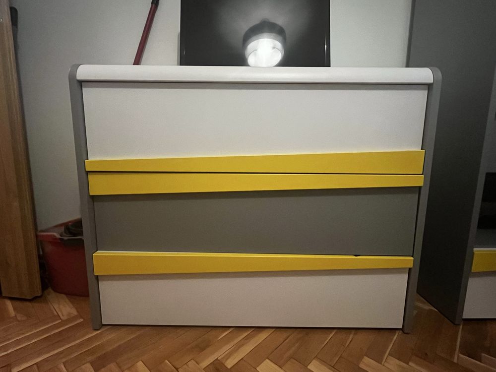 Szafka z trzema poziomami
