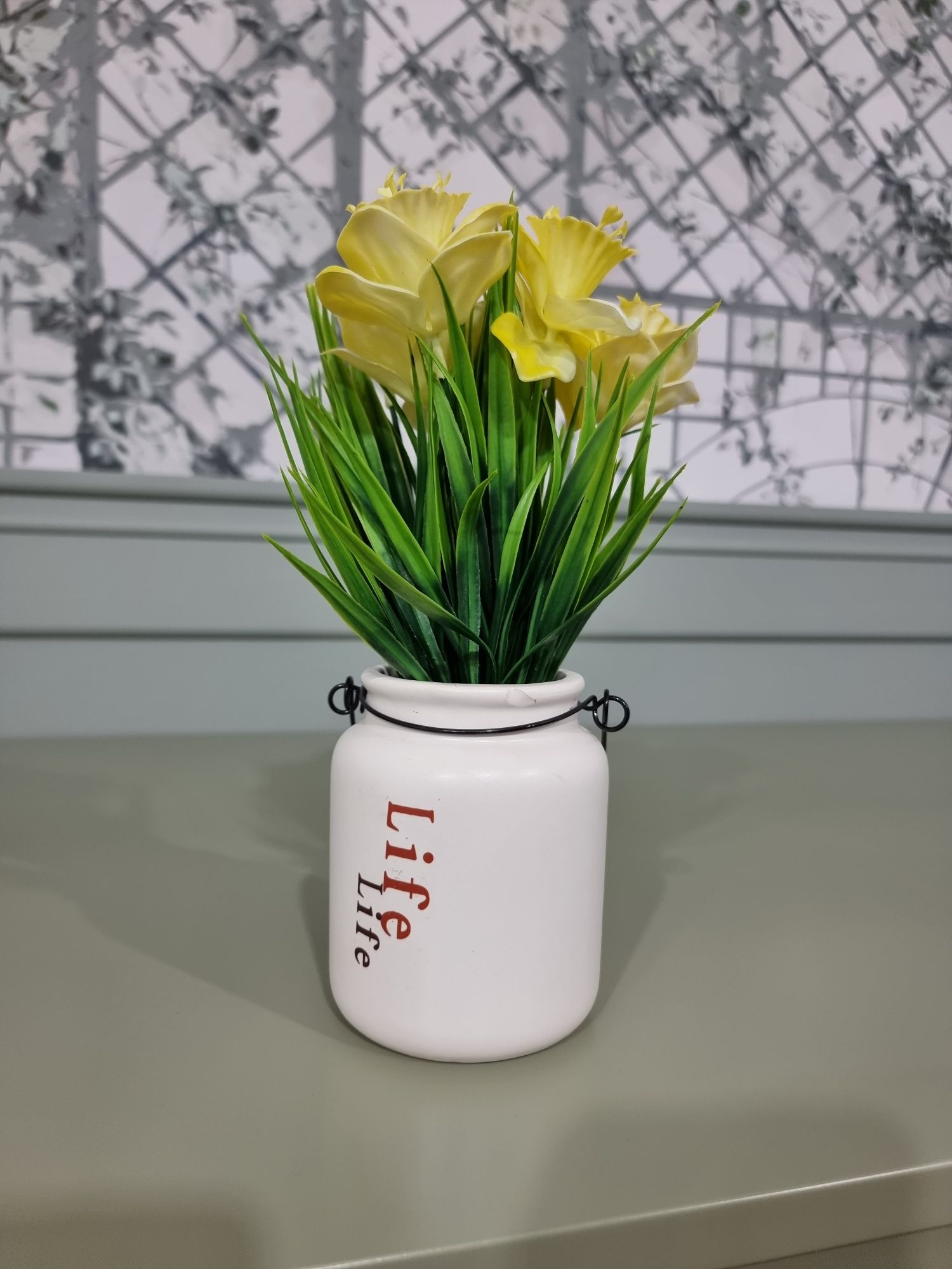 Sztuczne kwiaty żonkile żółte w ceramicznej doniczce