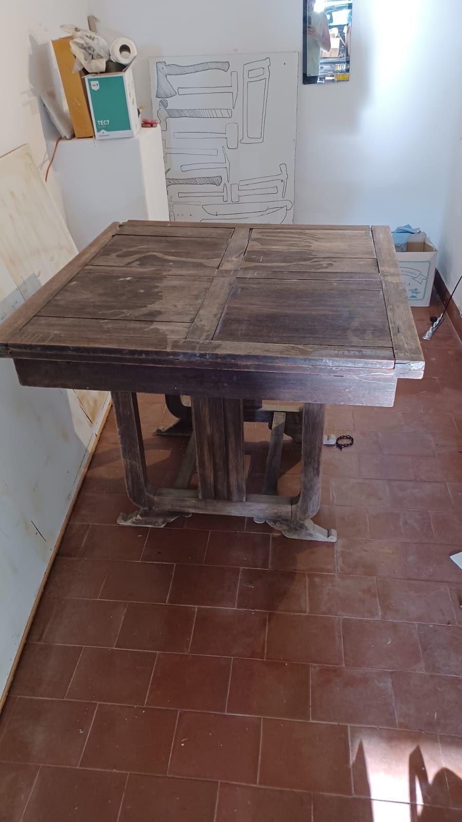 Mesa em madeira maciça  de Berlim leste datada da segunda guerra nundi