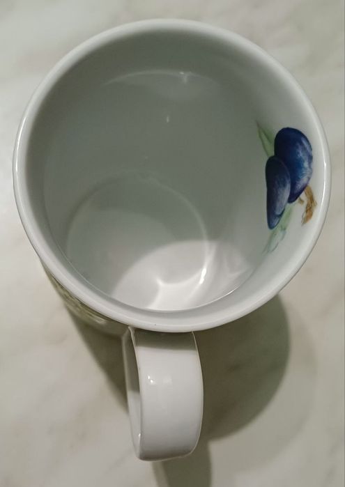 Керамическая кружка с рисунком слив. 
Кружка белого цвета с изображени