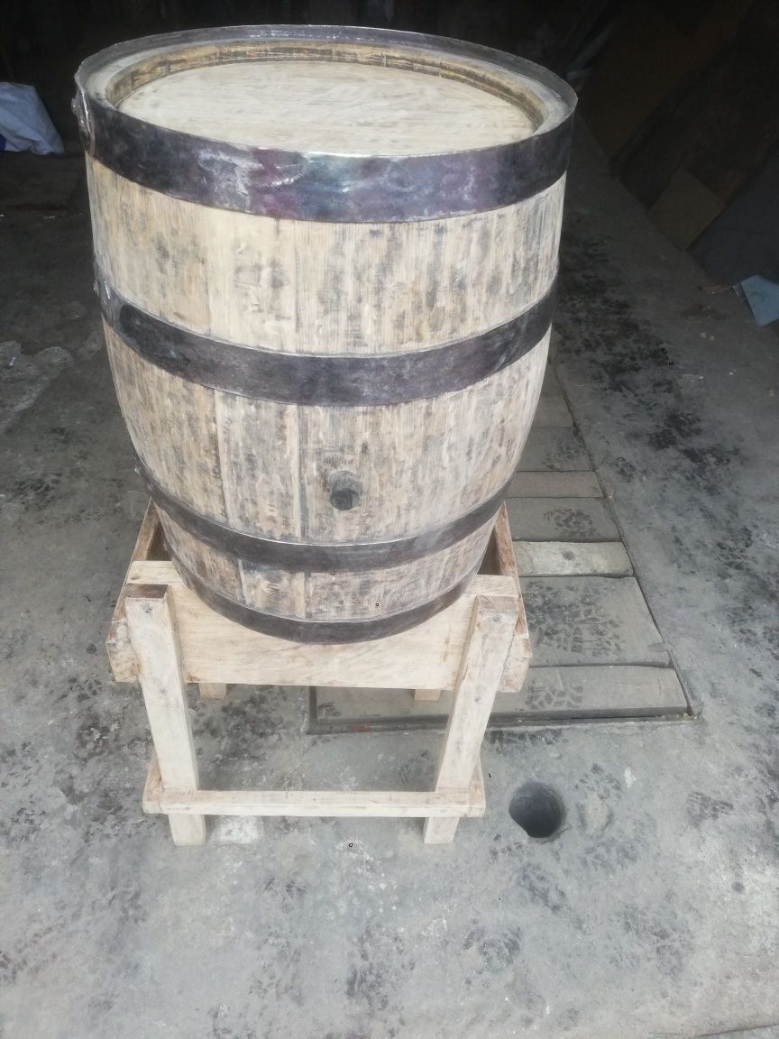 Продам бочка дубовая с подставкой