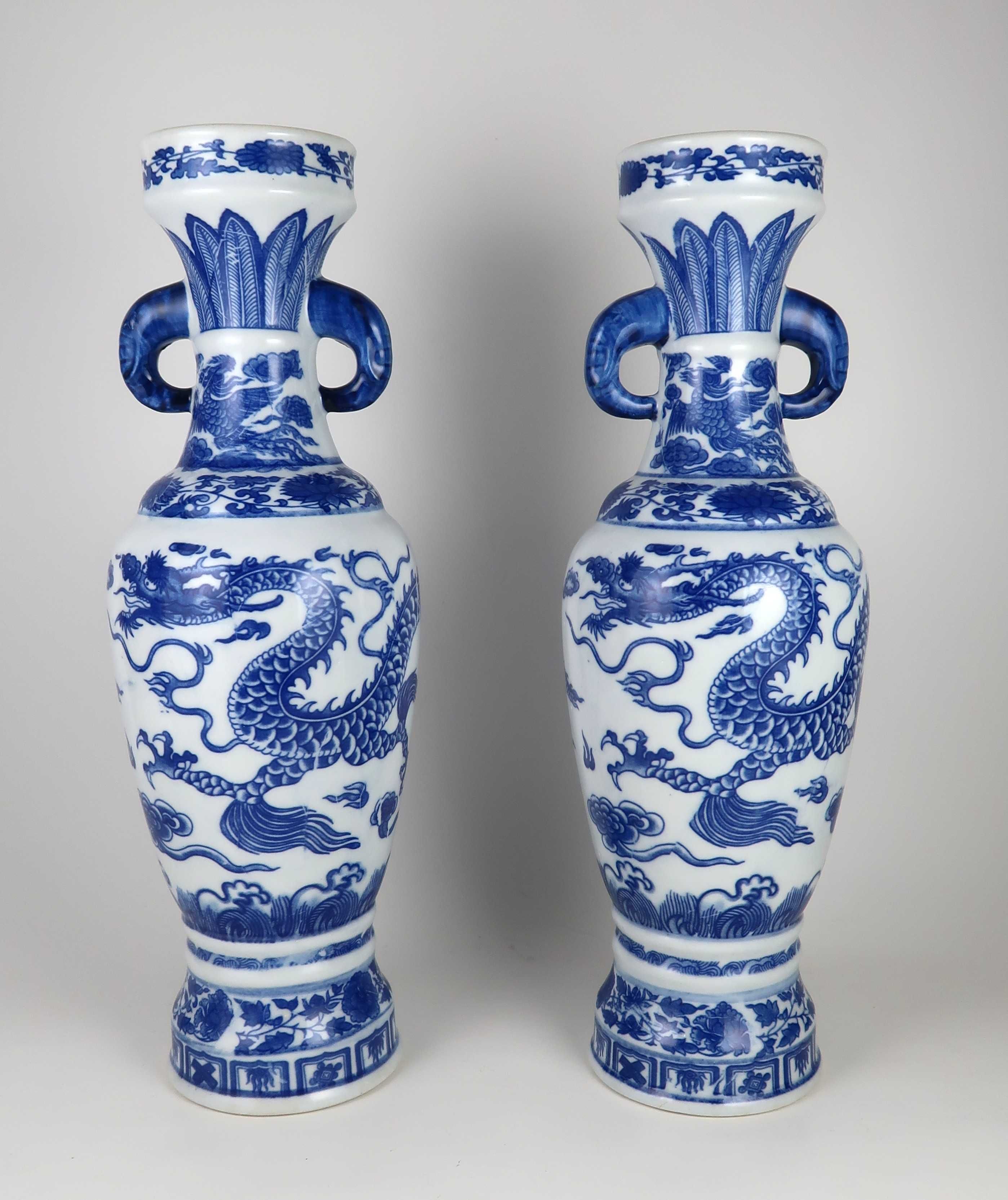 Par de Jarras em porcelana azul e branca da China, Dragões