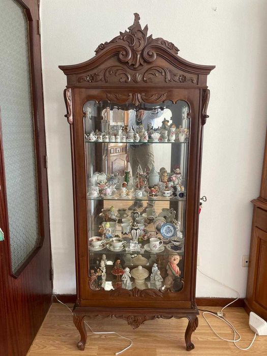 Vende-se vitrine clássica