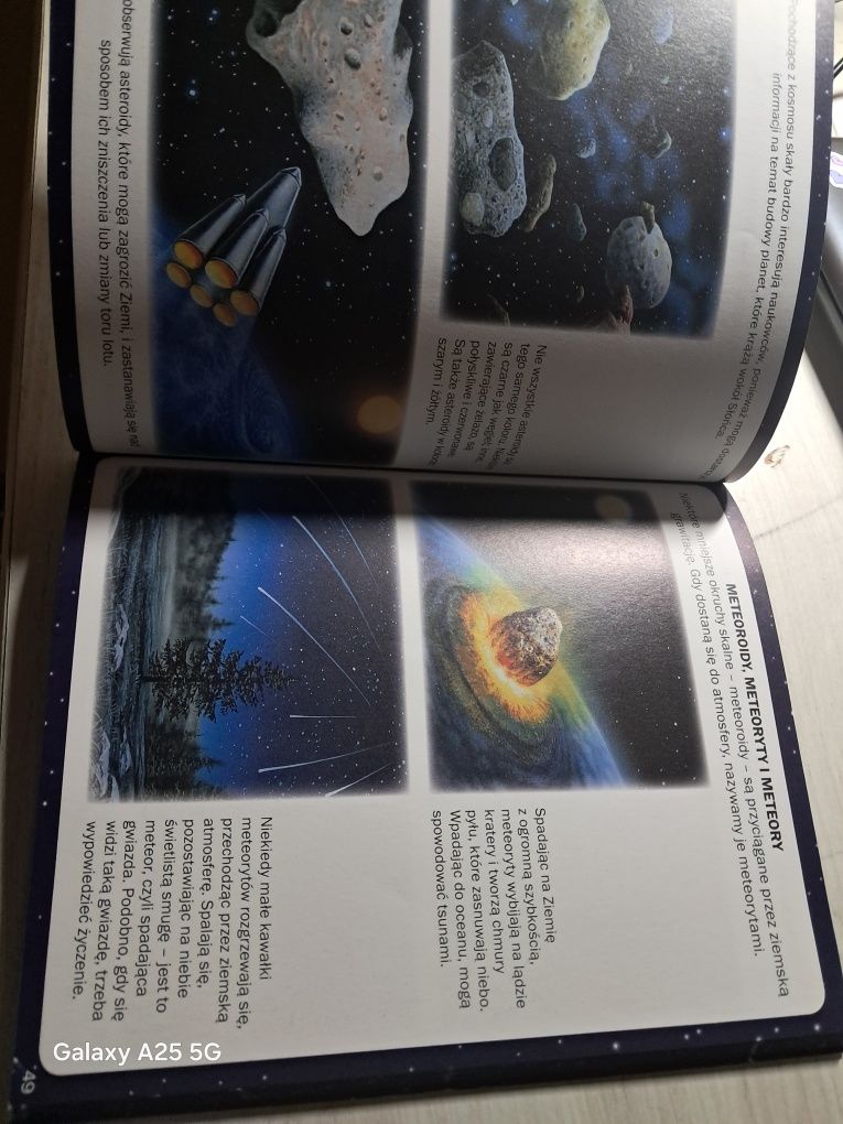 Książka ,,Kosmos" z serii ,,Świat w obrazkach"