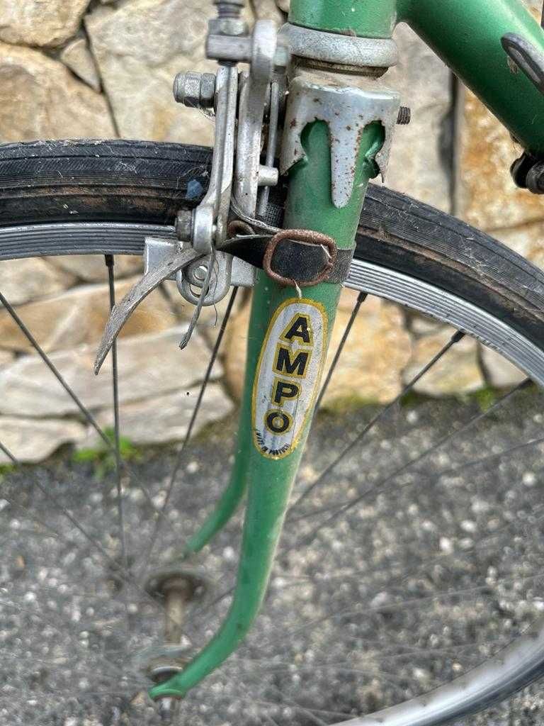 Bicicleta antiga para restauro, operacional