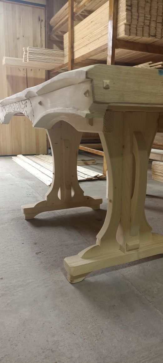 Дерев'яний стіл з лавками ручної роботи