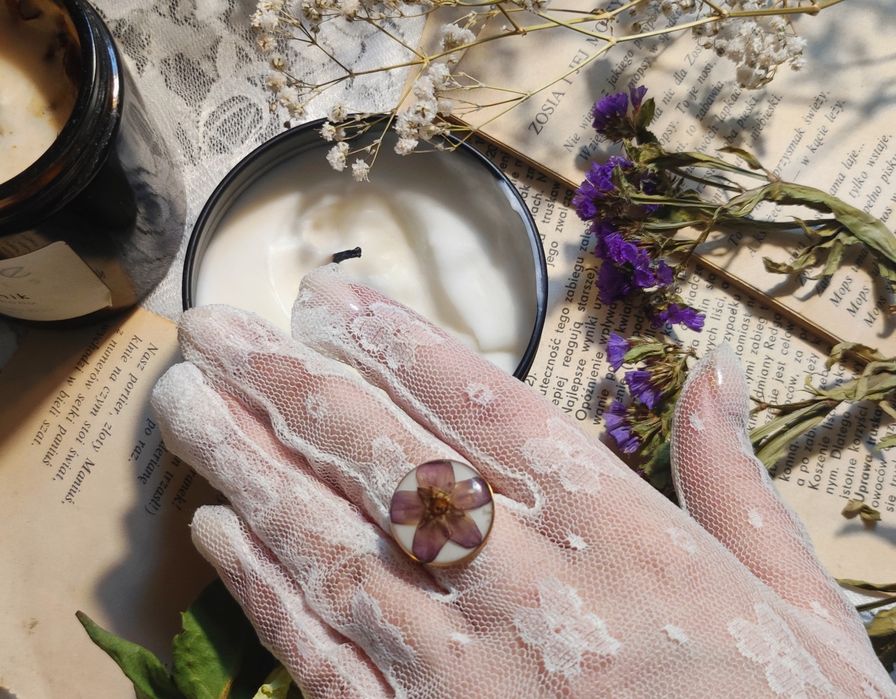 Pierścionek vintage z żywicy epoksydowej ze skalnicą