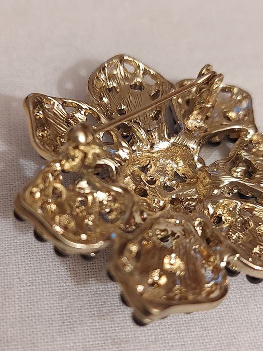 Broche Flor c/ 7 pétalas Pretas e Centro Cinzento.