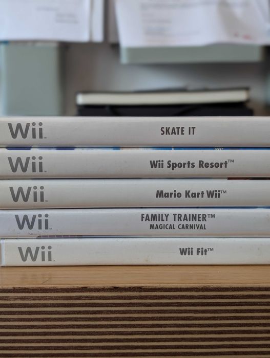 Pack Nintendo Wii - Consola+Comandos+Base/Plataforma+5 Jogos
