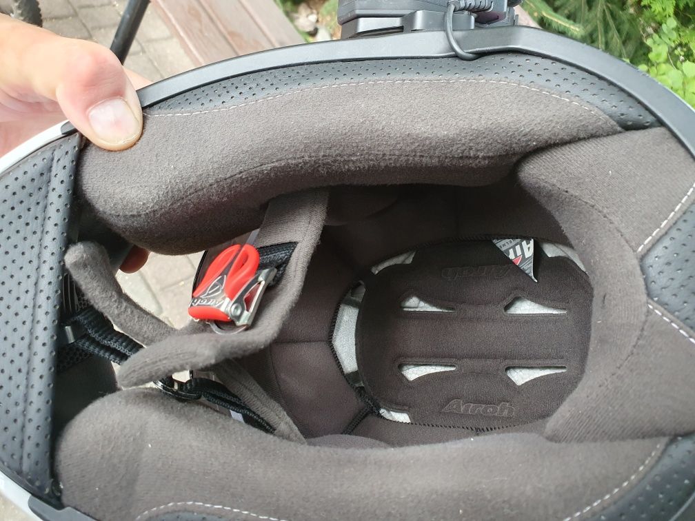 Kask integralny z blendą airoh plus intercom zestaw