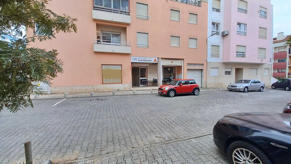 Pastelaria café a funcionar, chave na mão