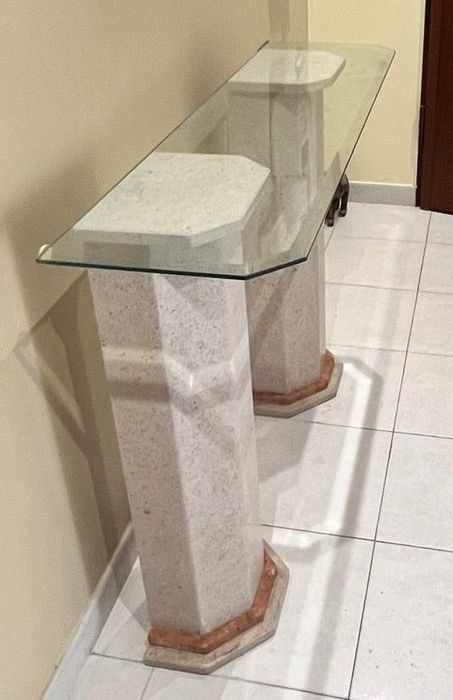 Móvel com pilares de mármore