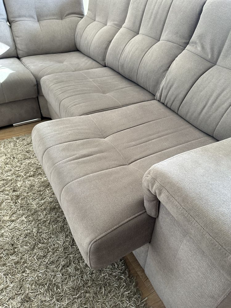Sofá cor Taupe 2,70m x 2,70m com chaise longue