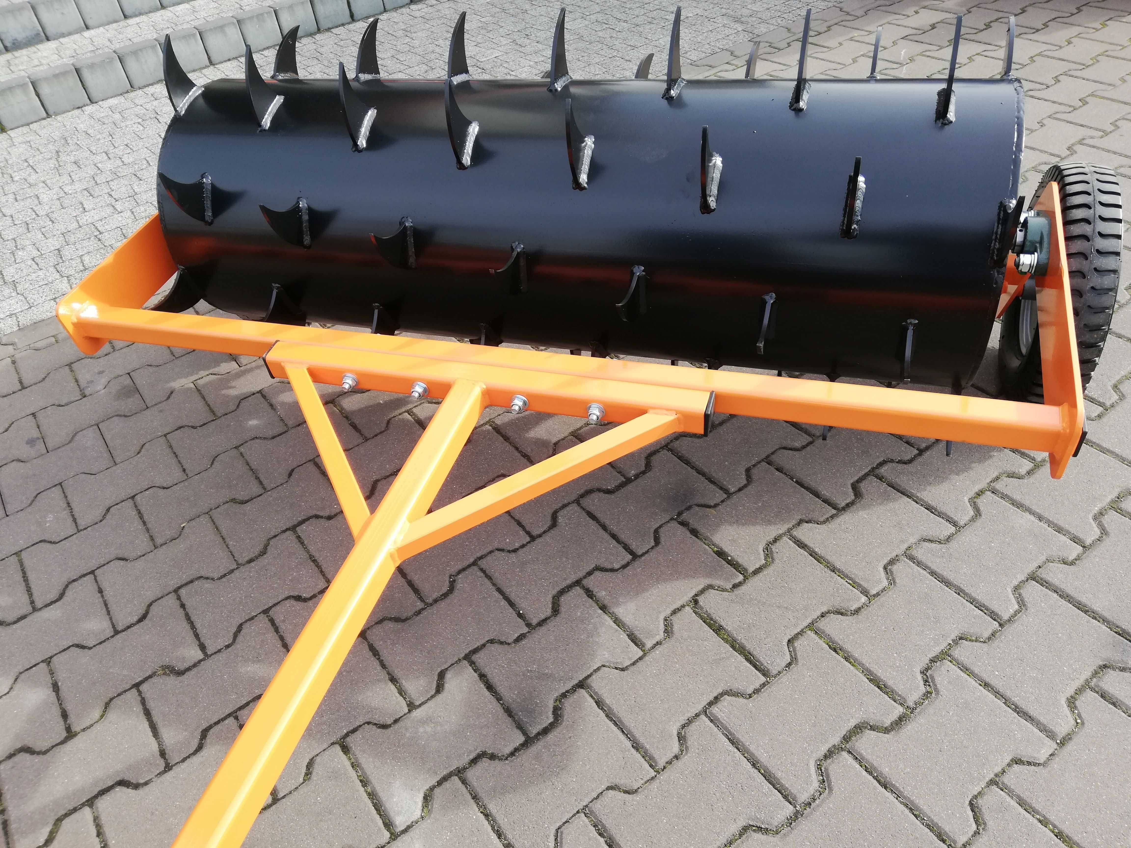 Aerator na kołach 122 cm solidny do traktora ogrodowego zaczep kulowy