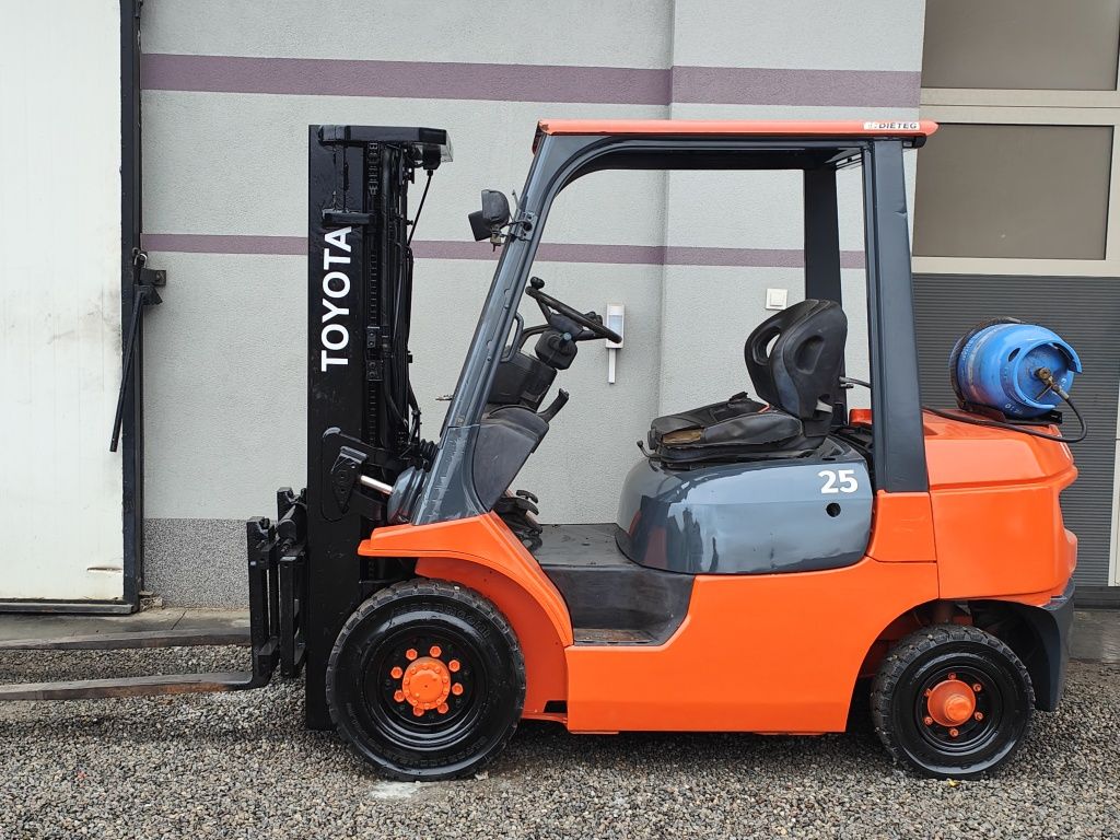 Wózek widłowy Toyota 7FG25 Lpg 2.5T Triplex 4.3m z Niemiec Wolny Skok