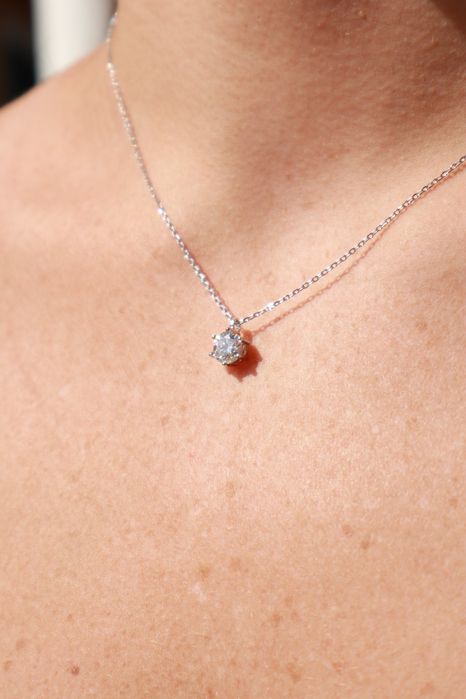 Colar solitário de Diamante de Moissanita