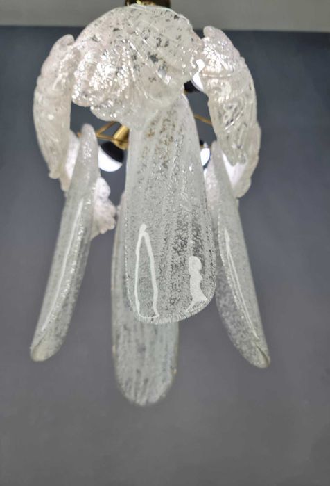 Piękna lampa wisząca z kryształowymi liśćmi